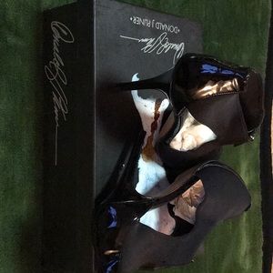 Donald J Pliner Blk Heels w/ a sexy Patent accent.